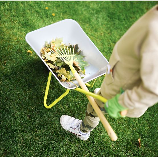 Mala nožna kolica s vrtnim alatom