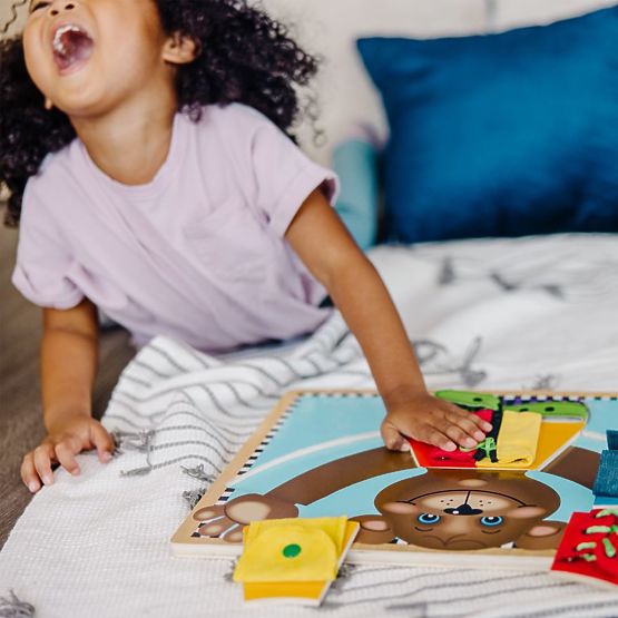 Melissa and Doug - Motorička ploča Obuci medvjedića