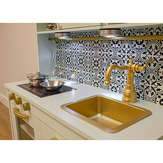 Nordijska drvena kuhinja s priborom