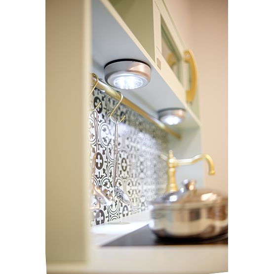 Nordijska drvena kuhinja s priborom