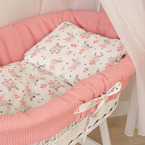 Pleteni krevetić s opremom za bebe - Zeko