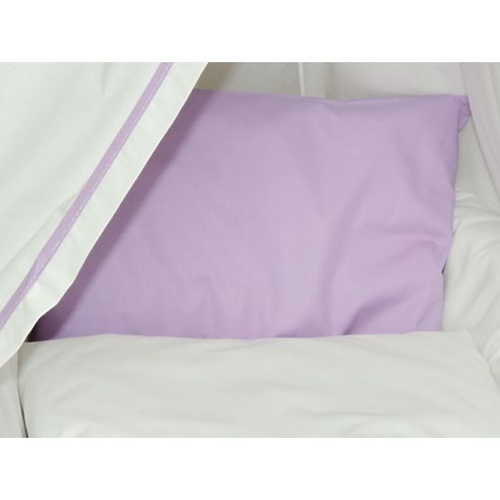 Proutěná postýlka s fialovou sadou povlečení