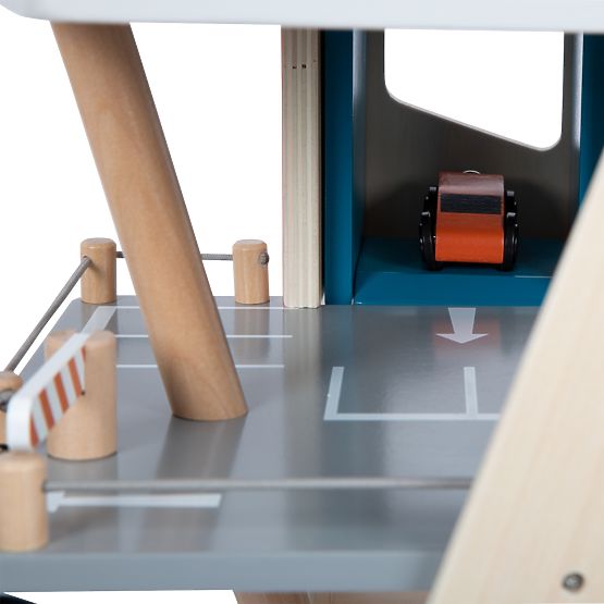 small foot Drveno trkaće parkiralište