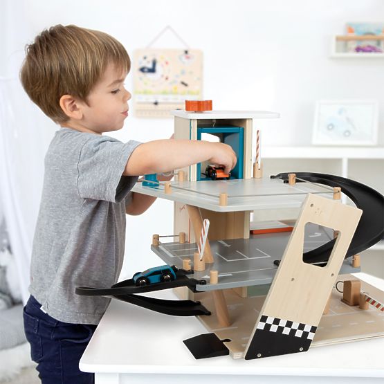 small foot Drveno trkaće parkiralište