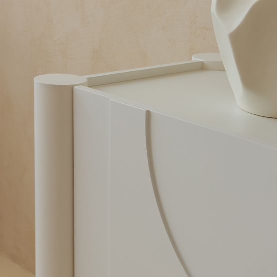 Trodijelna komoda Lunaria s urezbarenim prednjim dijelom, bijela