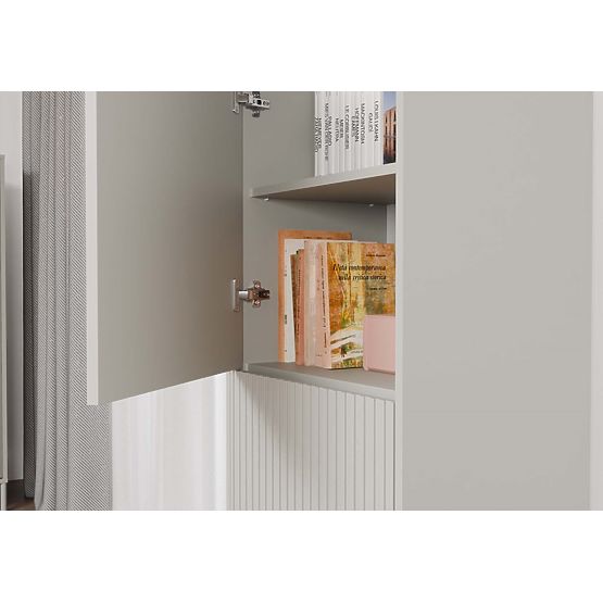 Vitrina KAMARO 2DK SLIM/GLATKI KAŠMIR Lamela Urezana + Klasična Prednja Ploča