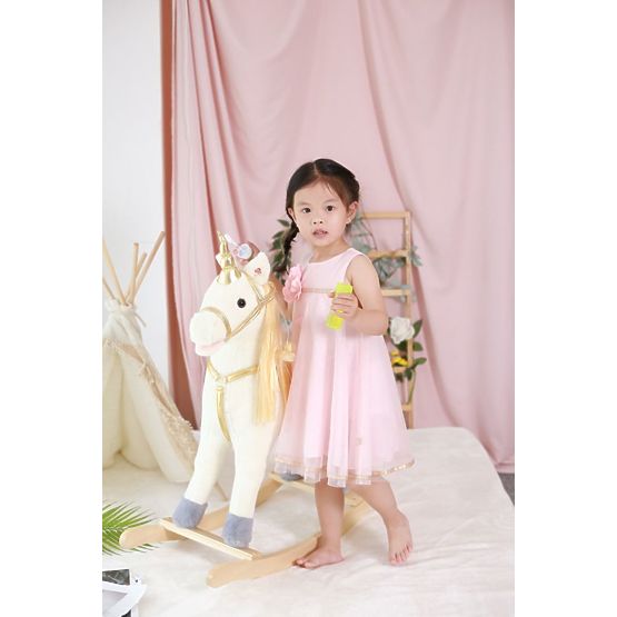 Zlatni ljuljajući jednorog s kotačima