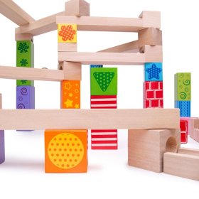 Bigjigs Toys Šarena drvena staza s loptom