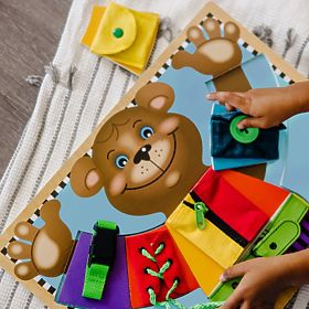 Melissa and Doug - Motorička ploča Obuci medvjedića