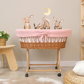 Pleteni krevetić s opremom za bebe - staroružičasta